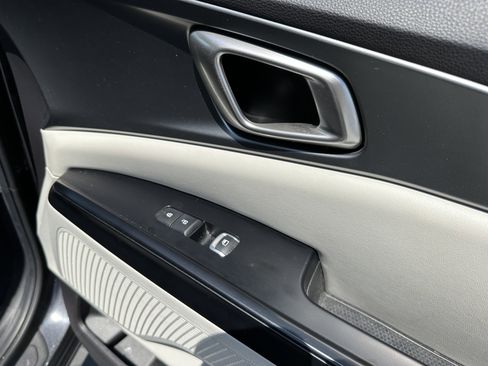 Used 2024 Kia Carnival LX FWD image 16