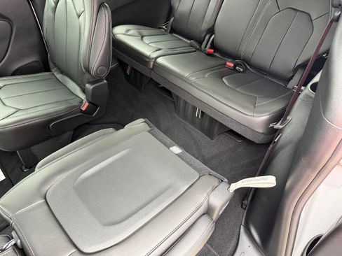 New 2026 Chrysler Pacifica Select image 23
