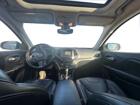 Used 2019 Jeep Cherokee Trailhawk image 11