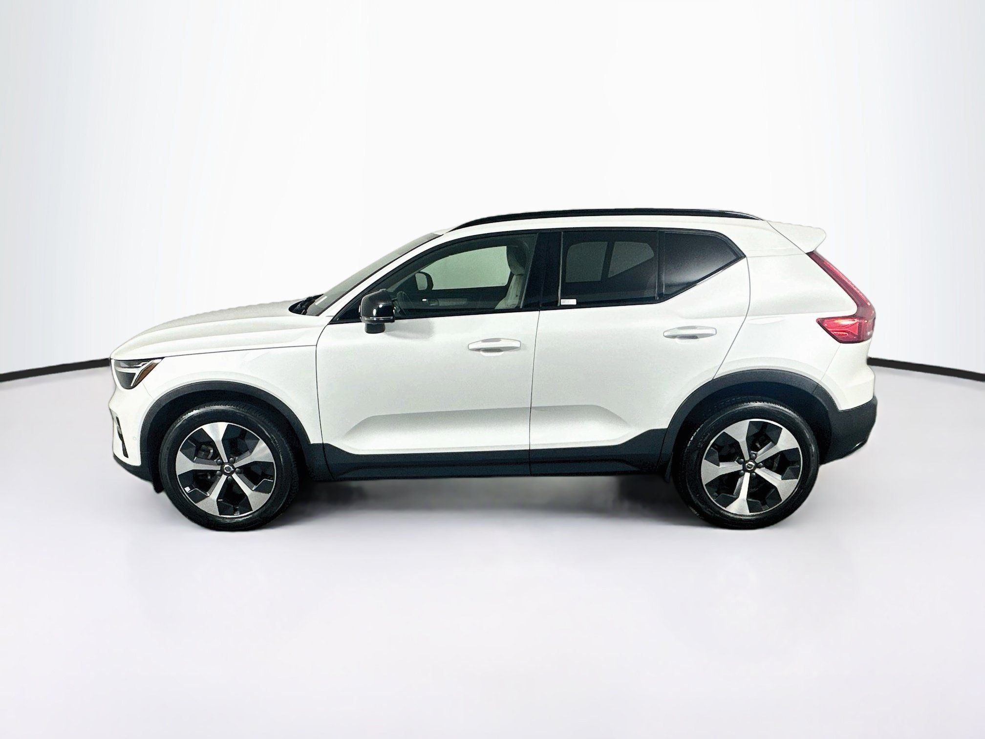 Used 2023 Volvo XC40 B4 Ultimate FWD image 4