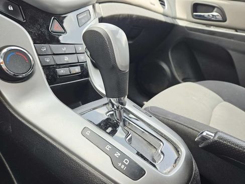 Used 2014 Chevrolet Cruze LS FWD image 17