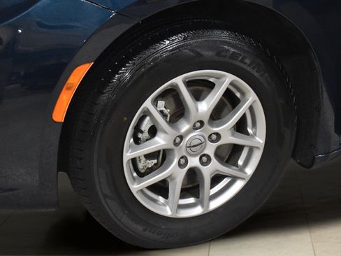 Certified 2024 Chrysler Pacifica Touring-L FWD image 29