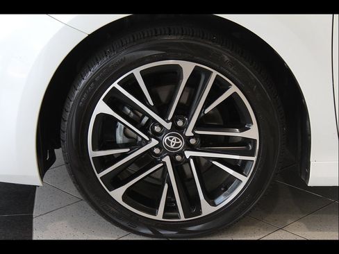 Used 2025 Toyota Camry XLE AWD/4WD image 9