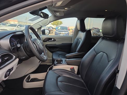 Used 2024 Chrysler Pacifica Touring-L FWD image 13