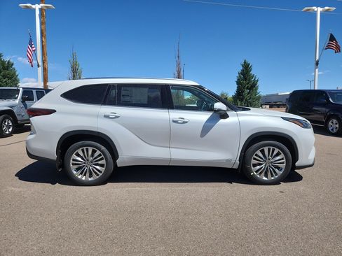 New 2026 Toyota Highlander Platinum AWD/4WD image 2