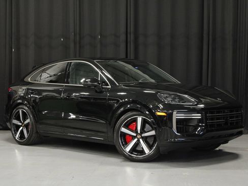 Certified 2025 Porsche Cayenne Turbo w/ Premium Package Plus AWD/4WD image 9