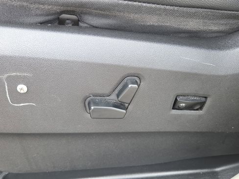 Used 2013 Chrysler Town & Country Touring FWD image 10
