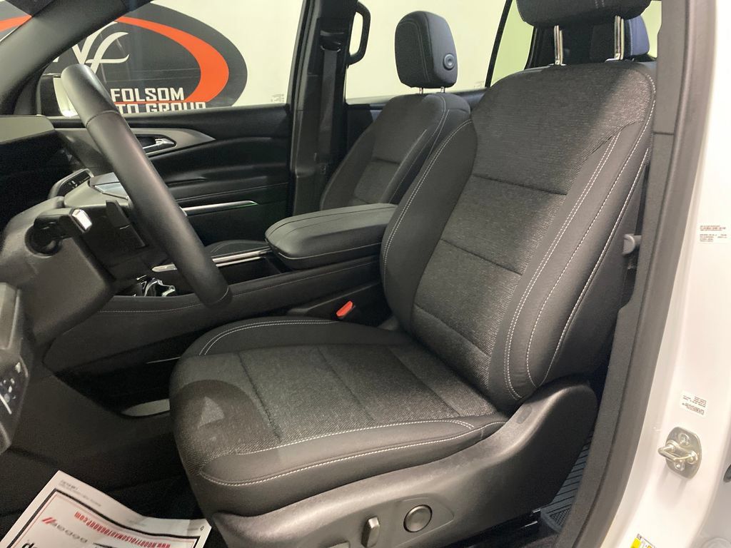 Used 2025 Chevrolet Traverse LT w/ LPO, Floor Liner Package FWD image 15