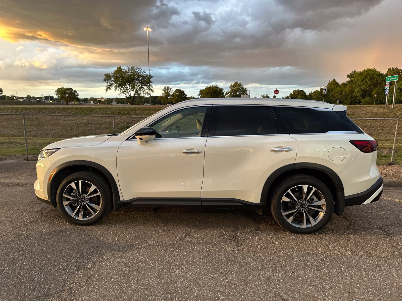 Used 2024 INFINITI QX60 Luxe FWD image 9