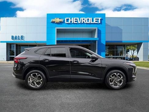Used 2024 Chevrolet Trax LT FWD image 2