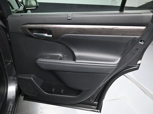 Certified 2021 Toyota Highlander Platinum AWD/4WD image 37
