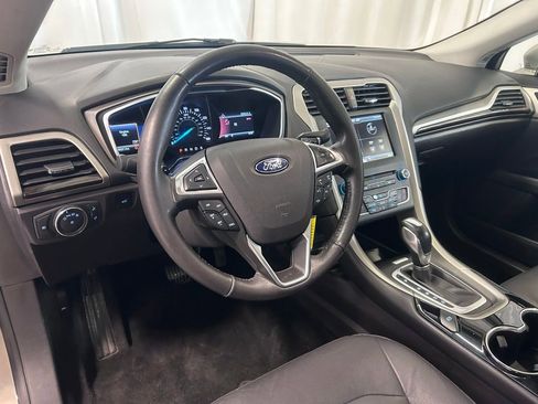 Used 2016 Ford Fusion SE w/ Equipment Group 202A FWD image 2
