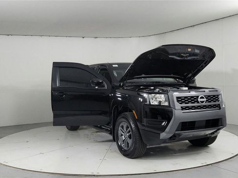 Certified 2025 Nissan Frontier SV image 9