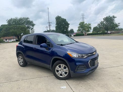 Used 2017 Chevrolet Trax LS FWD image 2