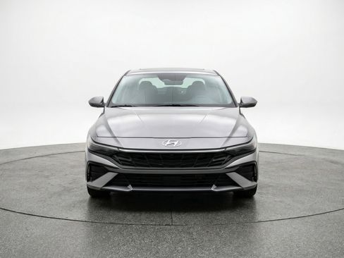 Used 2025 Hyundai Elantra Limited FWD image 2