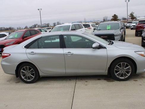 Used 2017 Toyota Camry SE w/ Moonroof Package image 4