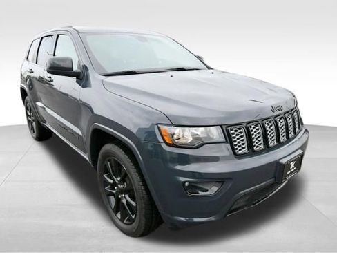 Used 2018 Jeep Grand Cherokee Altitude AWD/4WD image 10