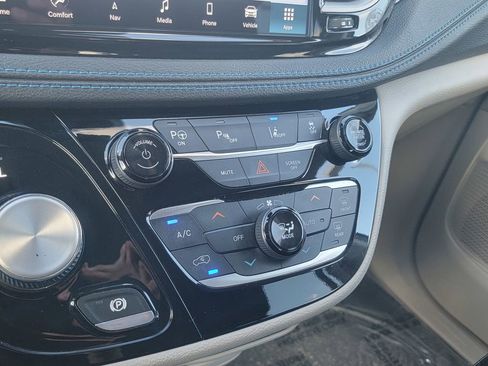 Certified 2021 Chrysler Pacifica Touring-L image 29