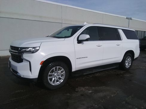 Used 2022 Chevrolet Suburban LT w/ Luxury Package image 2