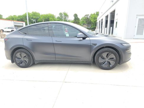 Used 2026 Tesla Model Y 2WD image 2