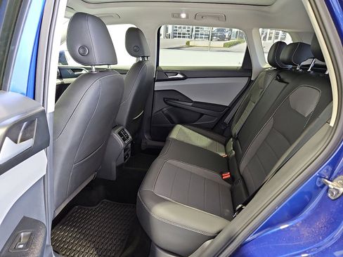 Certified 2023 Volkswagen Taos SE FWD image 14