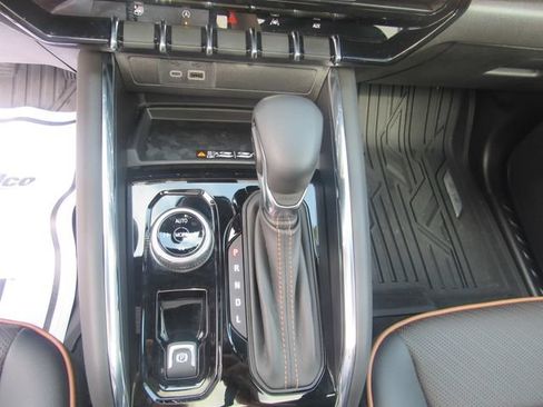 Used 2025 GMC Canyon AT4 w/ Technology Plus Package AWD/4WD image 16