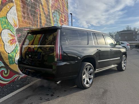 Used 2019 Cadillac Escalade ESV Premium Luxury image 2