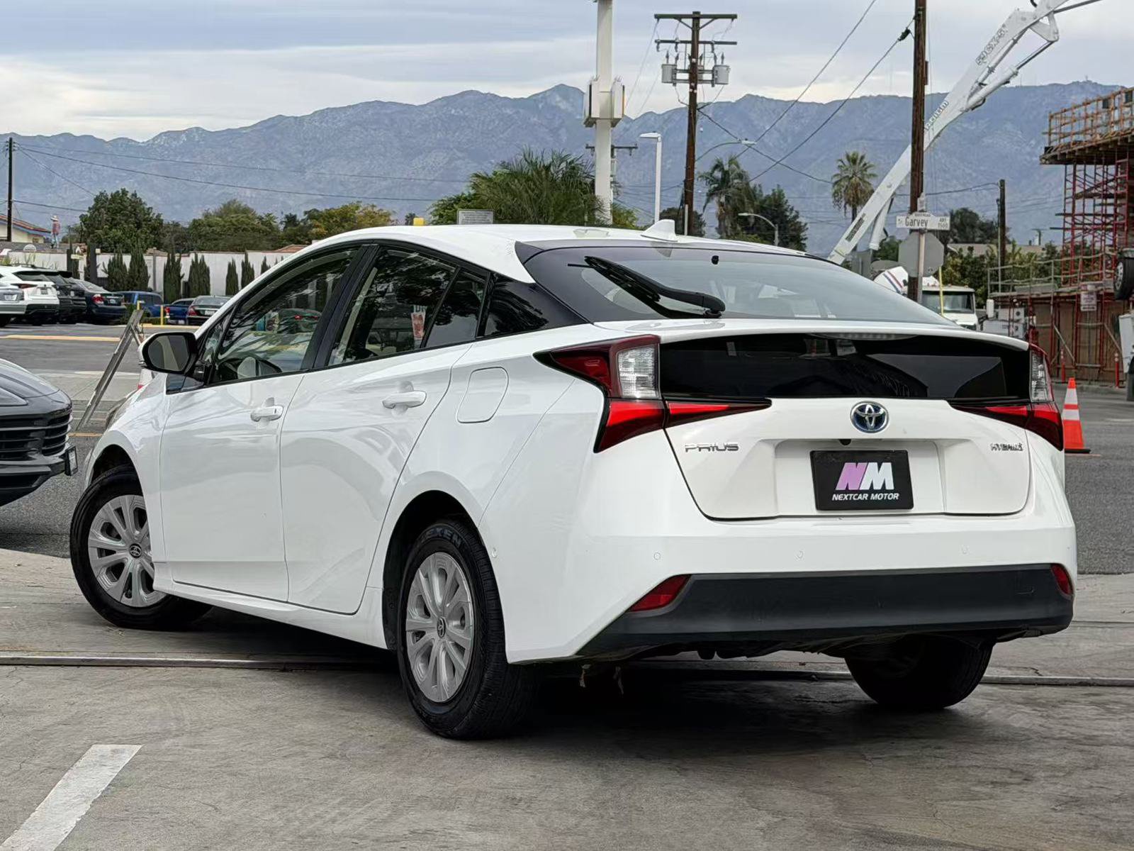 Used 2019 Toyota Prius LE w/ Carpet Mat Package FWD image 5