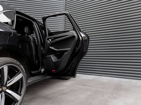 Used 2023 Porsche Macan image 32