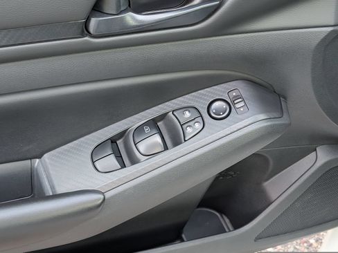 Used 2024 Nissan Altima 2.5 S FWD image 17