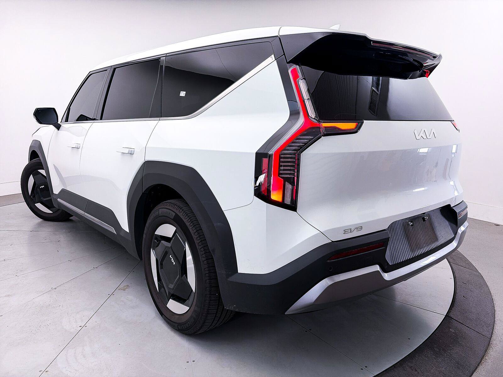 Used 2024 Kia EV9 Light Long Range RWD image 2