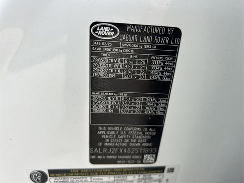 Used 2025 Land Rover Discovery S image 10