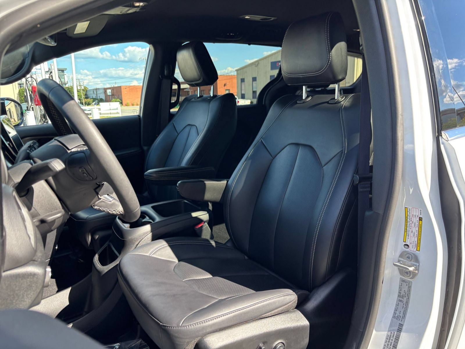 Used 2025 Chrysler Pacifica Select FWD image 38