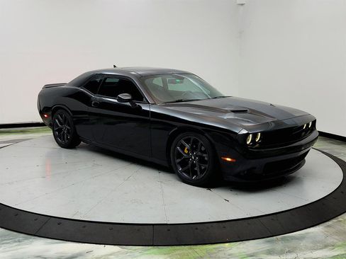 Used 2019 Dodge Challenger SXT w/ Plus Package RWD image 3