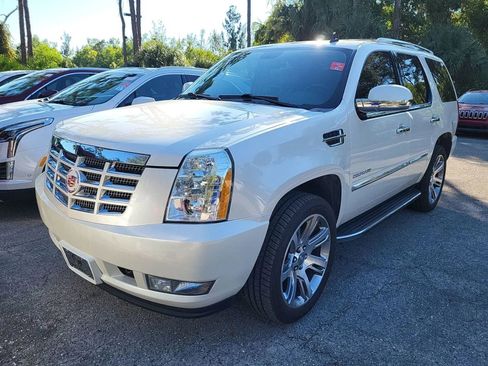 Used 2012 Cadillac Escalade Luxury image 2