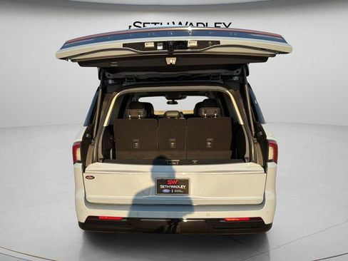 New 2026 Lincoln Navigator Reserve image 8