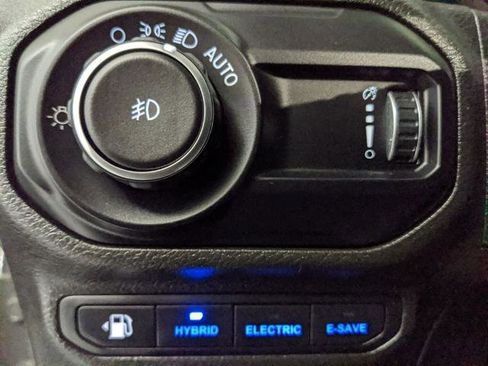 Used 2023 Jeep Wrangler Unlimited Sahara AWD/4WD image 15