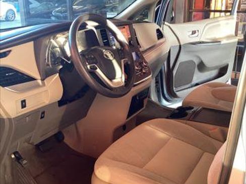 Used 2015 Toyota Sienna LE image 19