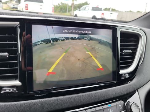 Used 2025 Chrysler Pacifica Select image 22