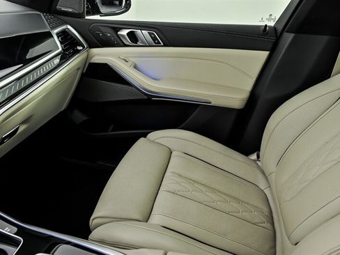 Used 2025 BMW X7 M60i AWD/4WD image 34