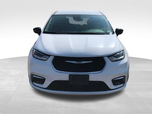 Used 2024 Chrysler Pacifica Limited FWD image 10