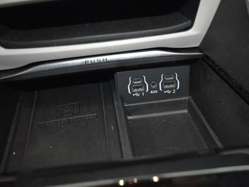 Used 2023 Chrysler Pacifica Limited FWD image 31