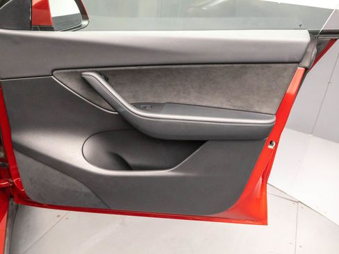 Used 2022 Tesla Model Y Long Range image 40