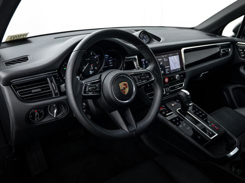 Certified 2025 Porsche Macan AWD/4WD image 13