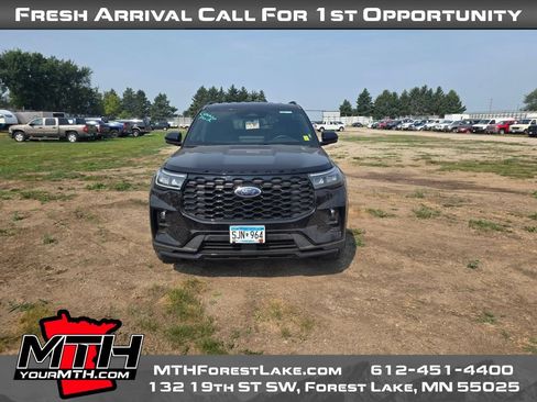Used 2025 Ford Explorer ST-Line w/ ST-Line Street Pack AWD/4WD image 3