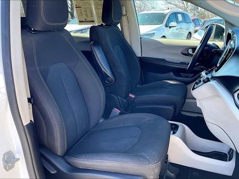 Used 2022 Chrysler Voyager LX image 22