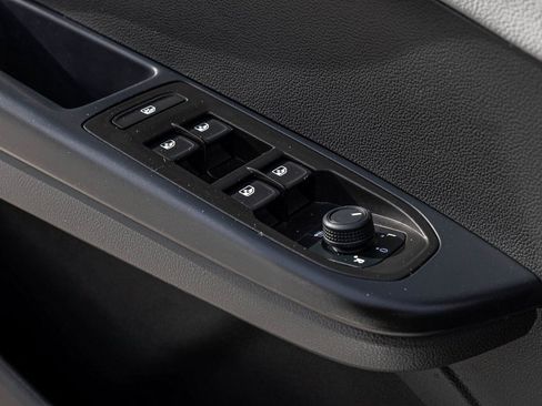 Used 2024 Volkswagen Taos SE image 8