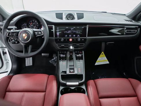 Certified 2025 Porsche Macan image 13