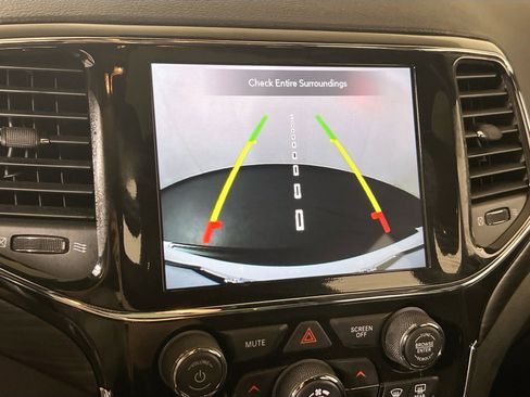 Used 2022 Jeep Grand Cherokee Laredo X image 14