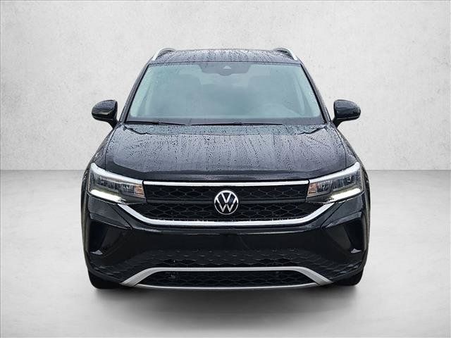 Used 2023 Volkswagen Taos SE w/ Panoramic Sunroof Package FWD image 2